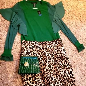 💚Green top with ruffles on the shoulders